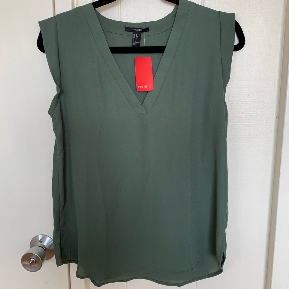 NWT Forever 21 V neck top Small